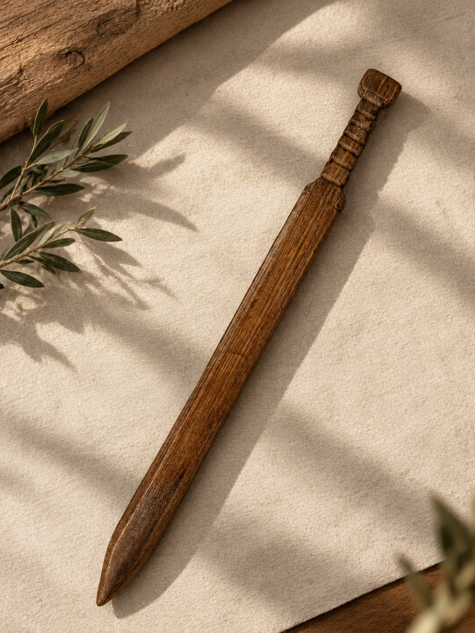 Espada de madera maciza tallada a mano sobre lino natural
